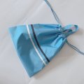 防水もち手つき巾着袋タイプ　ライトブルー×紺白ラインプールバック