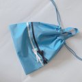 防水もち手つき巾着袋タイプ　ライトブルー×紺白リボンプールバック