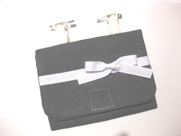 画像1: ふた付き外付けポケット　グレー×白リボン　クリップタイプ (1)