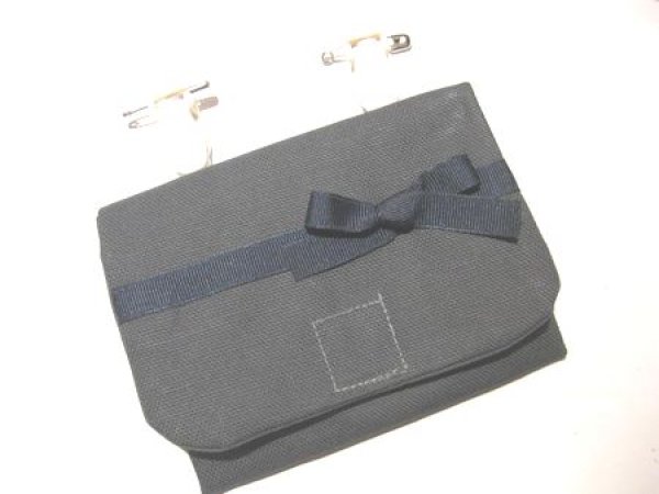 画像1: ふた付き外付けポケット　グレー×紺リボン　クリップタイプ (1)